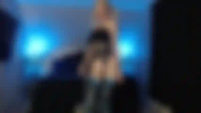 Chica gótica zorra anal y varita mágica con coletas.