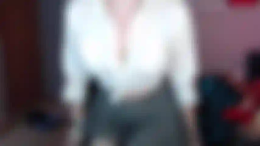 Alexa muestra su colección de zapatos y se entrega a algunos traviesos frotamientos de zapatos en su coño y anal en este video personalizado hecho originalmente para mark.