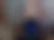 Alexa lleva guantes azules largos y brillantes y medias de pvc negras y está muy cachonda y usa su varita y su consolador para correrse en este juego de rol en solitario!