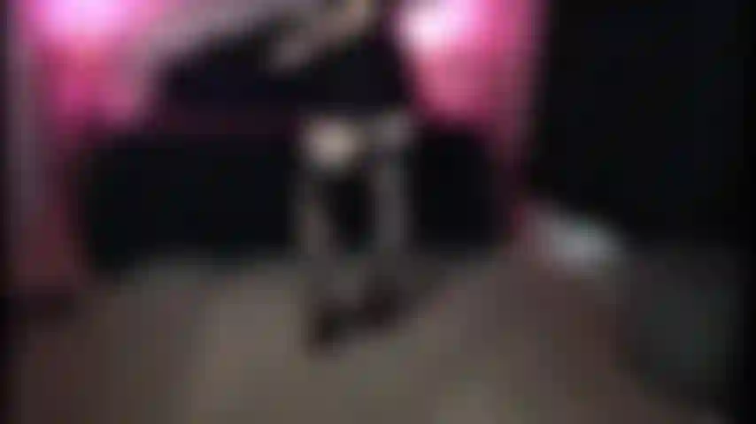 Sexy vestidito negro medias y tacones.