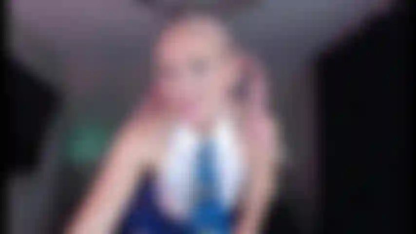 Colegiala espectáculo dorado con acabado facial.