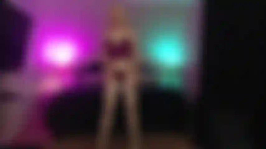 Juego de rol cuckold - esposo mirando en el armario.