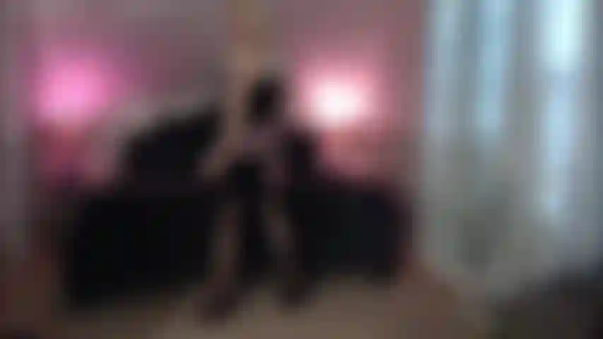 Vestido elegante, lencería, medias y tacones altos, me desvisto y me masturbo hasta el orgasmo con vibra.