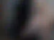 Se burlan de las piernas con joi, uso medias al principio y luego se las quita, charla sucia.