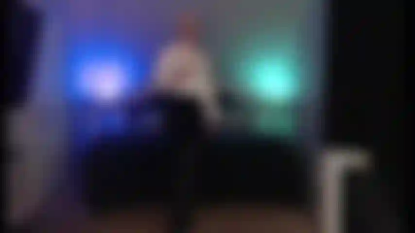 Secretaria en blusa de seda.