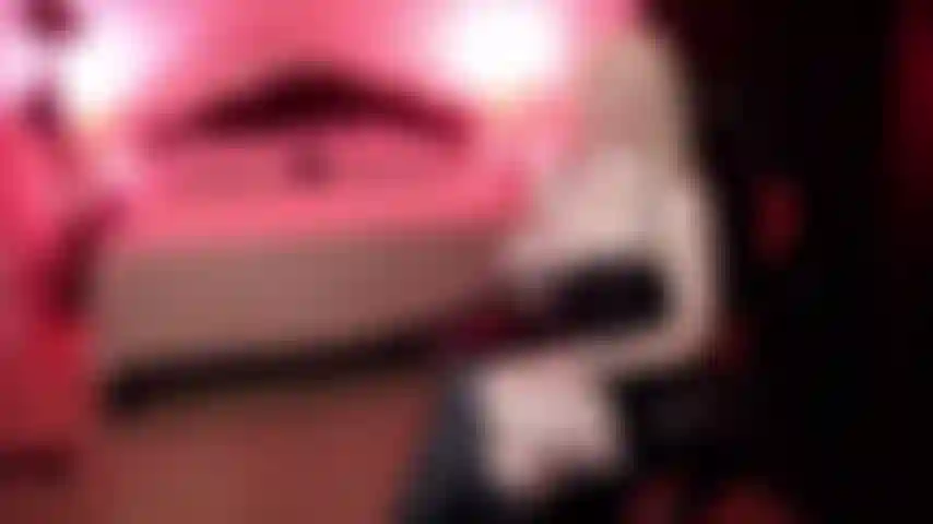 Dominatrix con botas de cuero y te encierra en castidad.