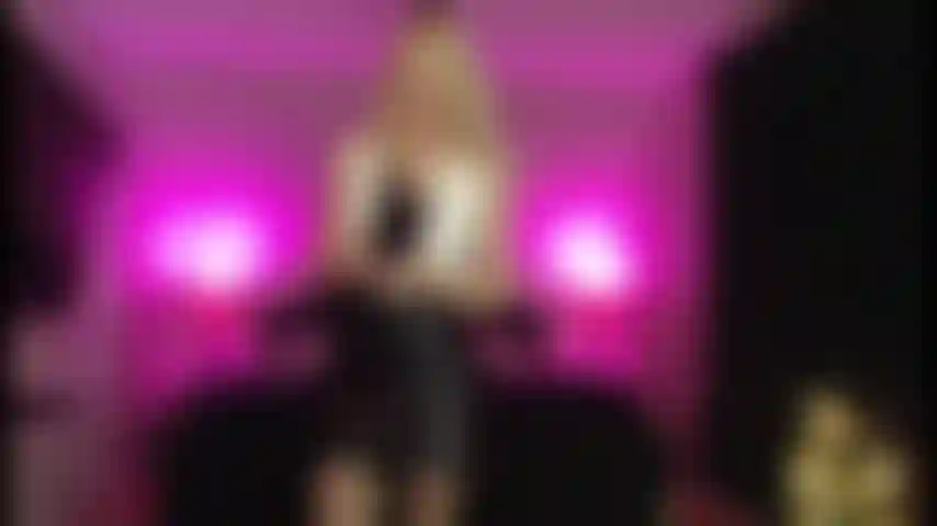 Vestida de cuero bajo arresto.