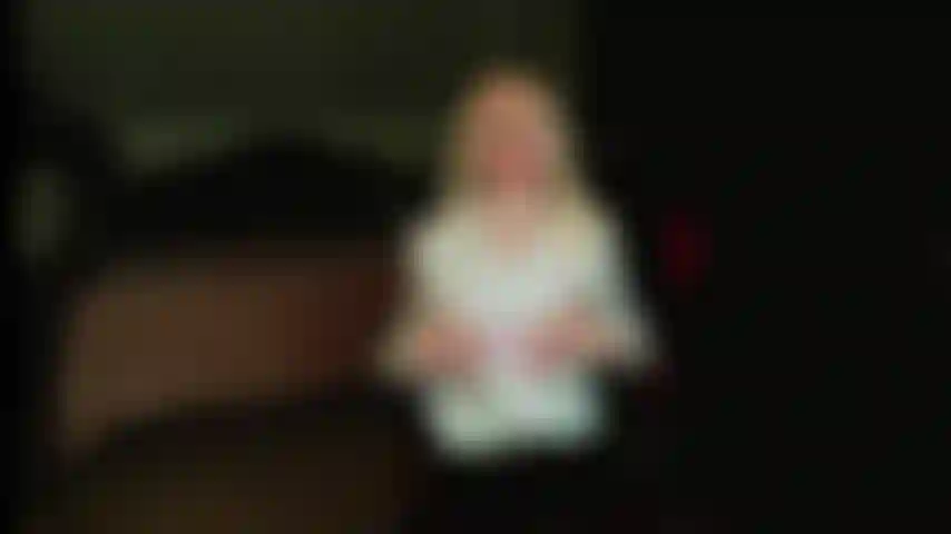 Fetiche de blusas de seda - no desnuda.