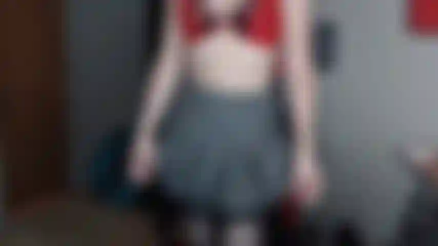 Alexa se desnuda, muestra su culo, azota y se burla de su ano!