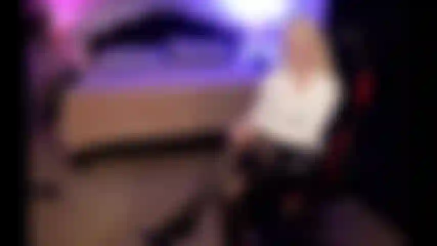 Fembot funciona mal, se corre, se apaga, rompe la programación.