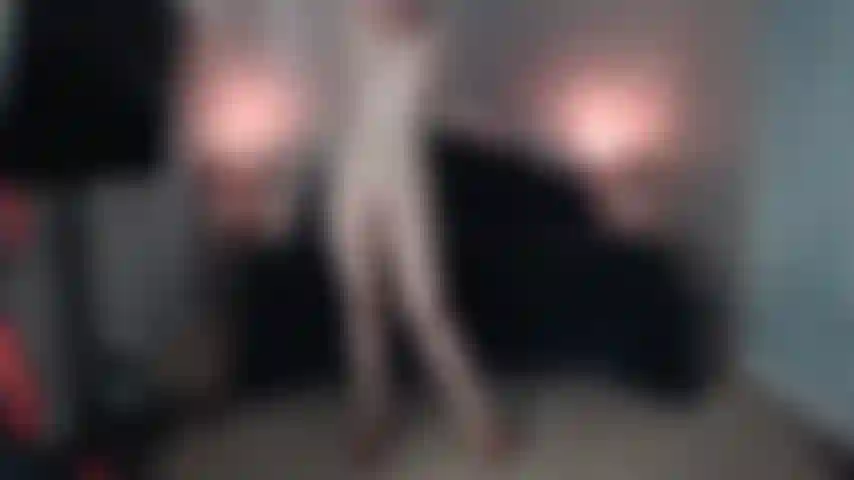 Piernas largas en tacones de cuña, posando, luego me corro con vibrador.