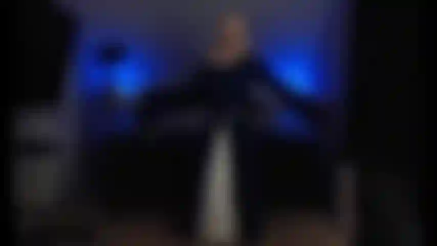 La princesa de los reinos premia al valiente caballero.