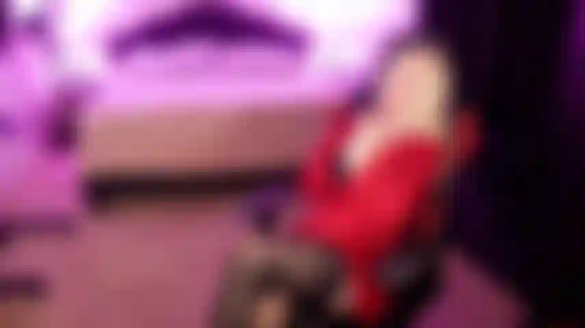 Una sirvienta francesa quiere limpiar y follar.