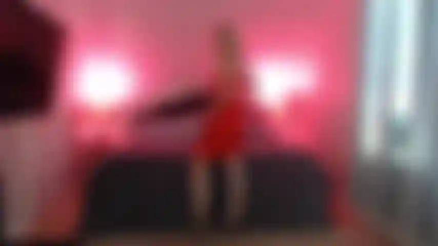 Alexa se prueba dos vestidos sexys, hace una mamada y se masturba hasta el orgasmo!