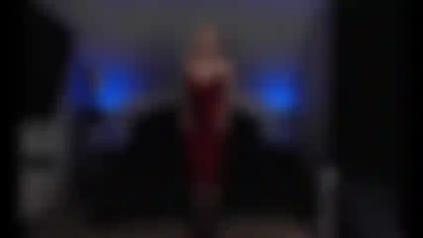 Juego con los pezones, corrida y corrida de juguete con chorros en las tetas.