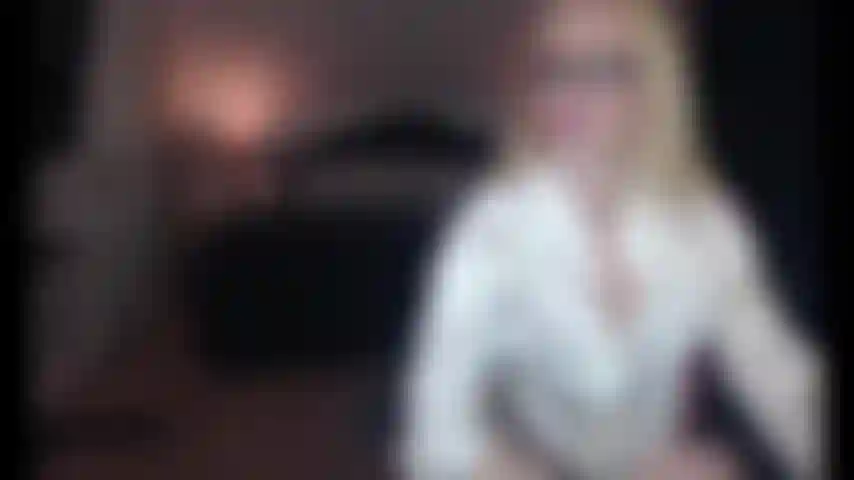 La secretaria fembot funciona mal después del orgasmo.