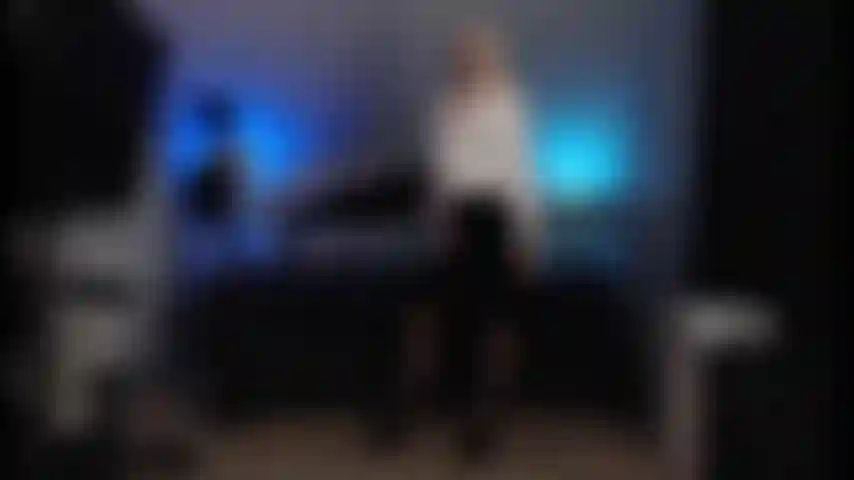 Secretaria follando coño con medias de costura, stilettos y blusa de seda.