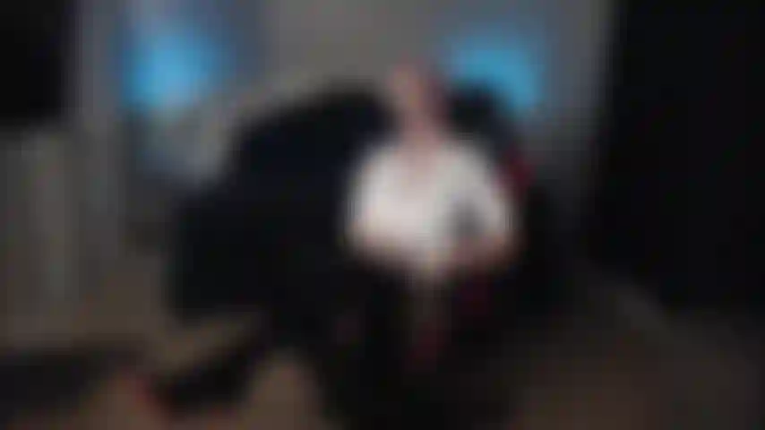 Masturbación con atuendo de oficina.