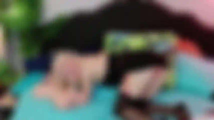 Pussyplay con primeros planos en la cama.