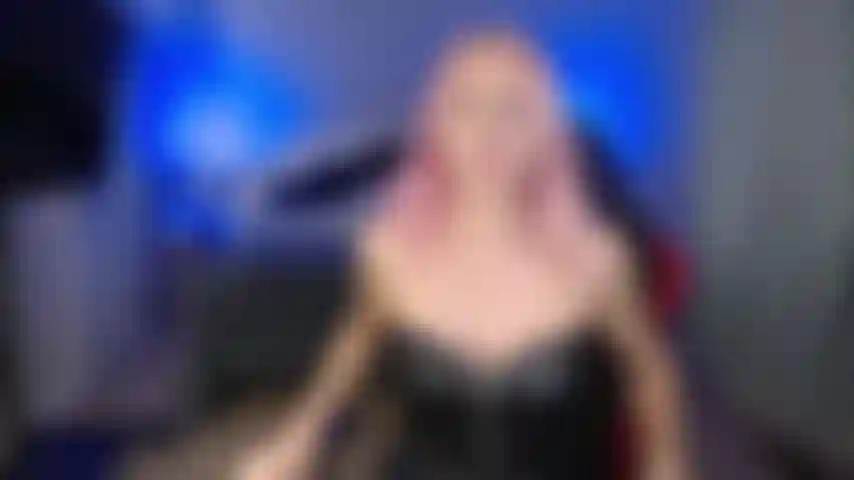 Fetiche de escupitajos, alexa domina a su esclavo y le da de comer su escupitajo.