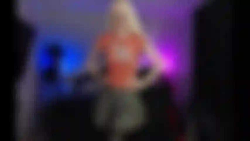 Estudiante nerd recibe un tratamiento facial.