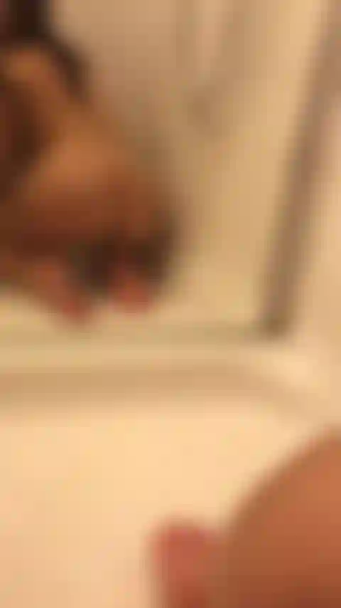 Me siento mojada y cachonda bajo mi empujón...