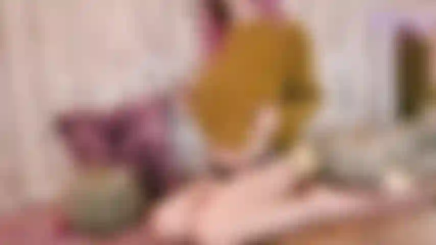 Poderoso orgasmo en sweater con varita.