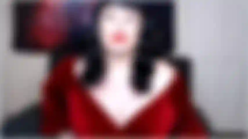 Miss deviant ha decidido darte el regalo de las bolas azules esta navidad mientras te provoca con sus enormes tetas de 40 dd y algunas instrucciones crueles para masturbarse! ¡Prepárate para una navidad muy incómoda!