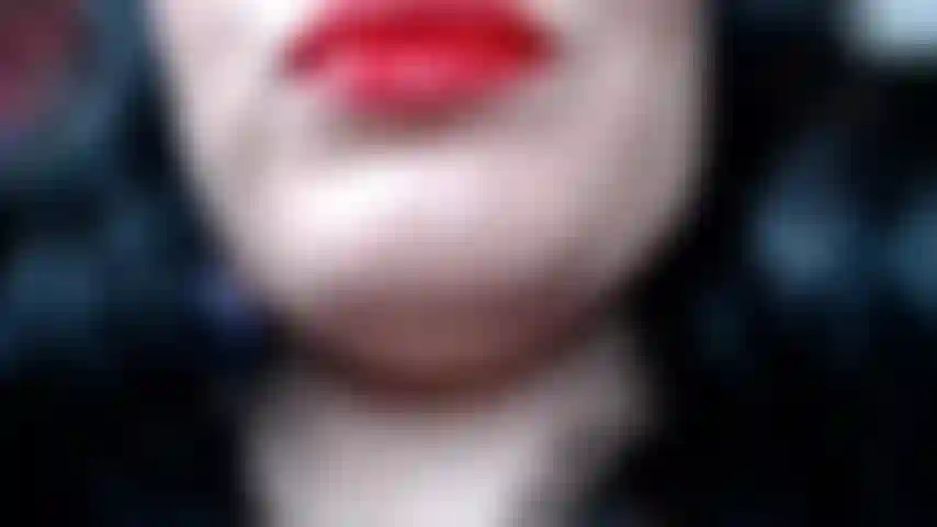 Siéntate, acaricia y mira la lengua de miss deviant mientras describe todas las cosas eróticas que su lengua podría hacerle a tu cuerpo, si fueras digno. Este clip es caliente y explotarás en éxtasis!