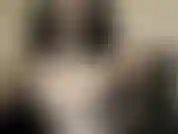 Mis enormes pollas, perfectas para que te masturbes. Pero no son solo mis enormes flequillos con los que voy a provocarte. Llevo guantes de látex negros y brillantes mientras provoco un frenesí erótico.