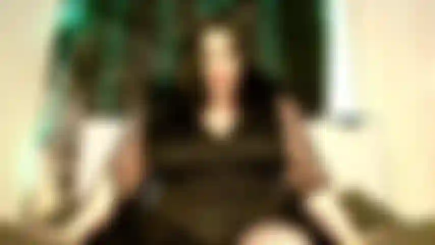 La cosa que sólo folla el sofá.