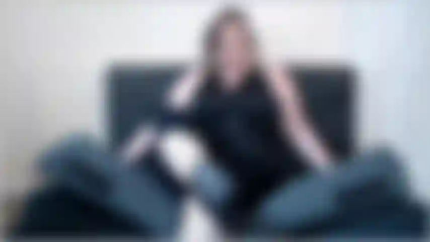 Mierda de zapatos sudorosos, adora esos tacones. Huele y lame. Mete tu polla en ellos y fóllalos!