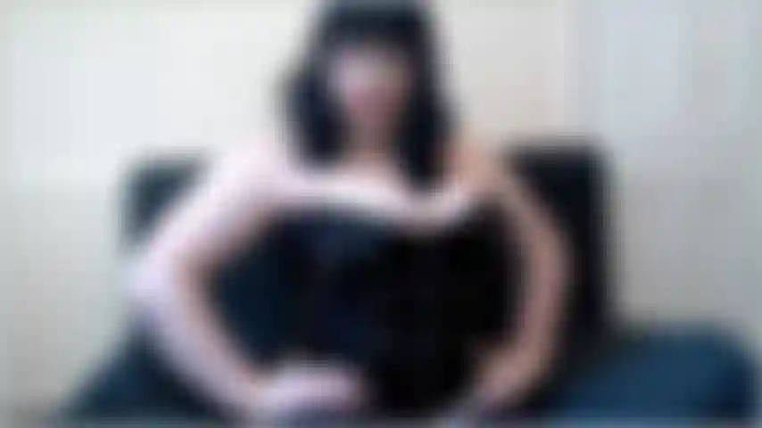 Pequeña y sucia acariciadora! ¡¿Cómo te atreves a acariciarte la polla otra vez?! ¿No habíamos hablado de esto antes? Si tenemos. Las reglas son, solo acaricias cuando te lo digo. Y no quiero que lo hagas.