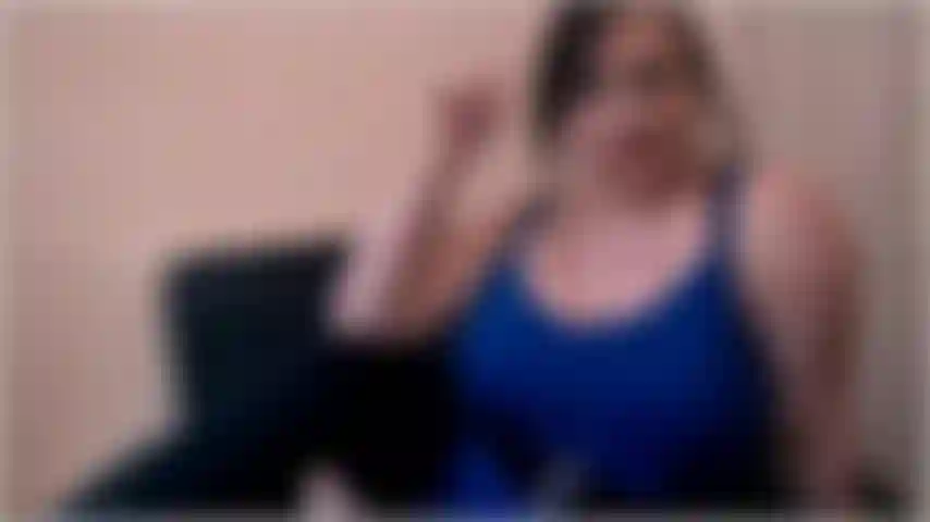 Señorita desviada te hace esperar. Mi patético pollito está cachondo? No te preocupes. Te dejaré acariciar hoy. Pero vas a hacer algo más que acariciar. Vas a hacer todo lo que te diga que hagas.