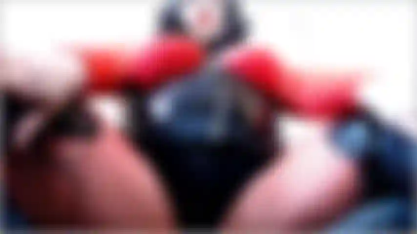 Miss deviant te recuerda que sigues encerrada y seguirás así durante todo el mes de octubre. Pero ella también se burla y te niega el coño al mismo tiempo!