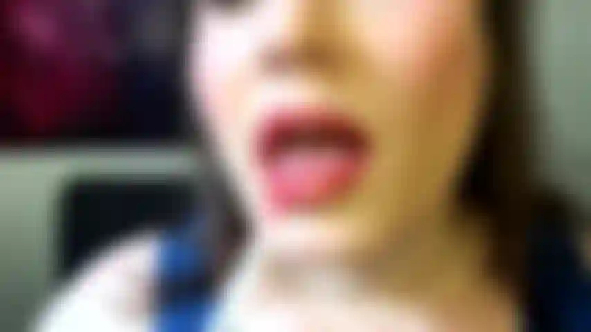 Acaricia solo a mis labios.