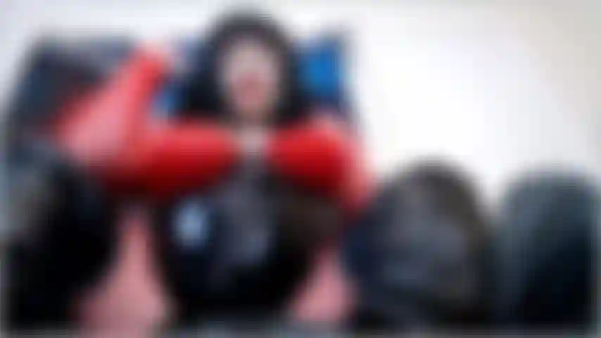 Humillando a la guarra del glory hole.