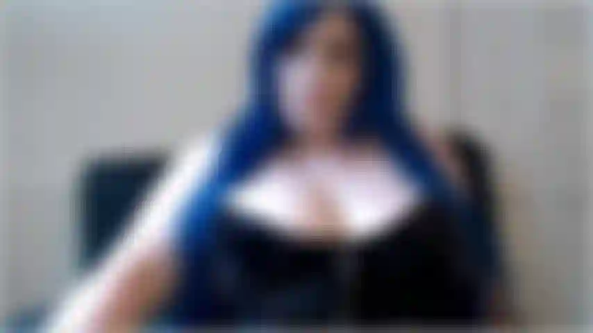 Ruego que me drene cada vez que me miras, te pones tan cachonda. Tu polla palpita y no puedes resistirte a acariciarla. Sabes que eres débil para mí, ¿no? Eres adicta a este sentimiento.