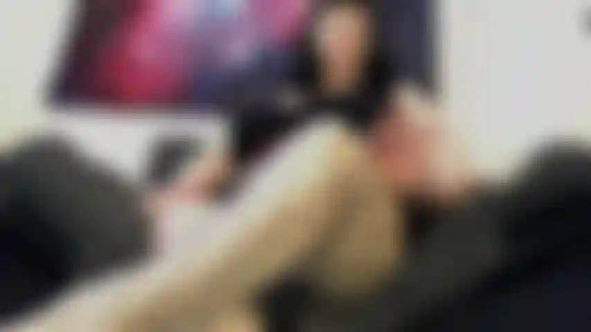 Profe castiga pervertido de pierna.