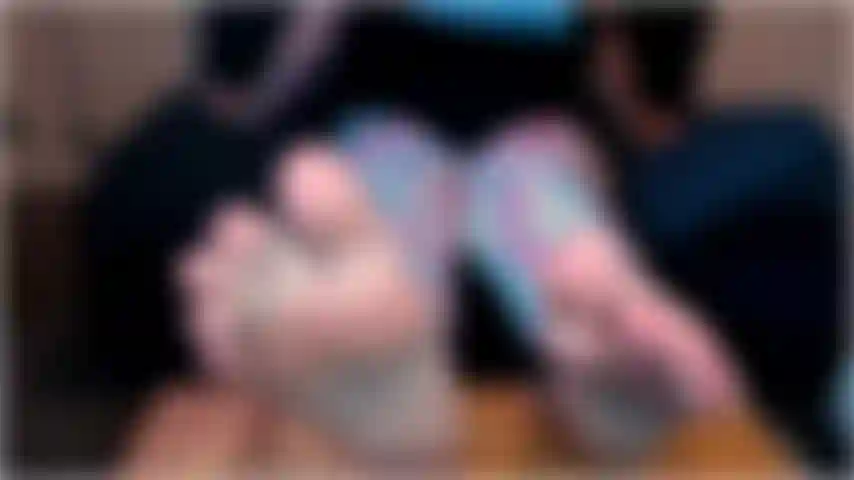 En este video candente, la señorita desviada usa un ingenioso truco mental para ayudarte a sentirte lamiendo sus sexys pies como si estuvieras allí en persona adorándola.