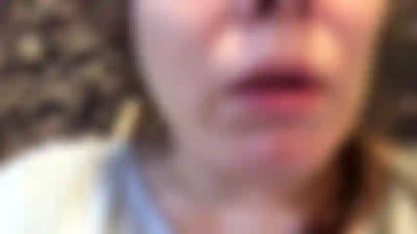 Tose, respira con dificultad y juega con mocos.