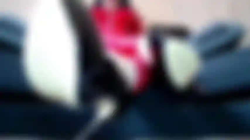 Ponte de rodillas, gusano y cumple con tu deber. Haz aquello para lo que existes. Para chupar mis tacones superiores. Te las chupo para divertirme y que te ayude a recordar tu lugar. No eres nada para mí.