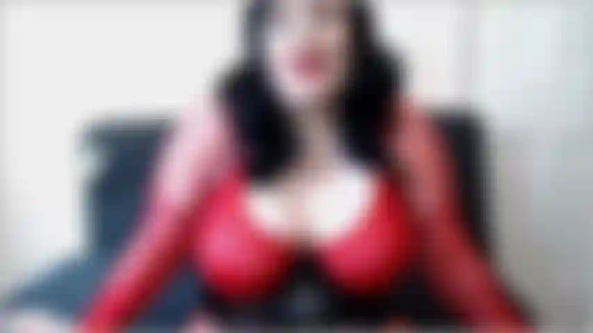 Esa nuez entre tus piernas te vuelve inútil. Inútil para todas las mujeres. No es más que un pequeño clítoris arrugado y ninguna mujer lo querría cerca de su coño.