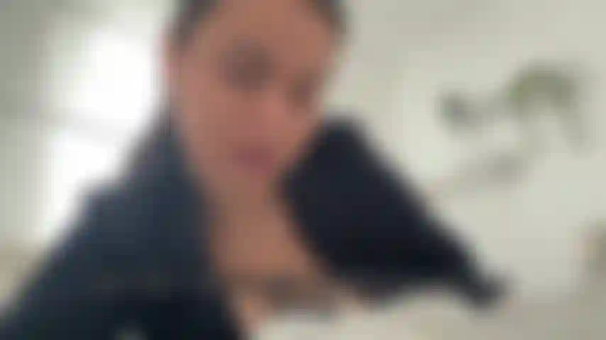 Un juego de rol travieso centrado en los pies, con energía seductora y segura.