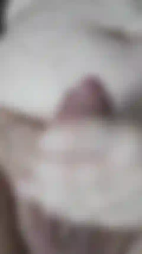 Acércate tanto que casi puedes saborear mi gran polla gruesa, gorda y dura mientras la acaricio, mira la bola preseminal en la punta de mi polla.