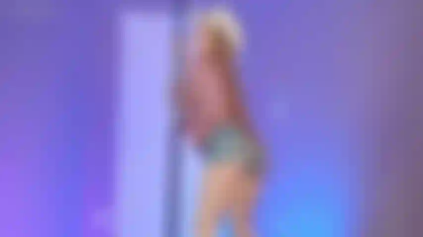 Chica de campo bailando en el tubo.