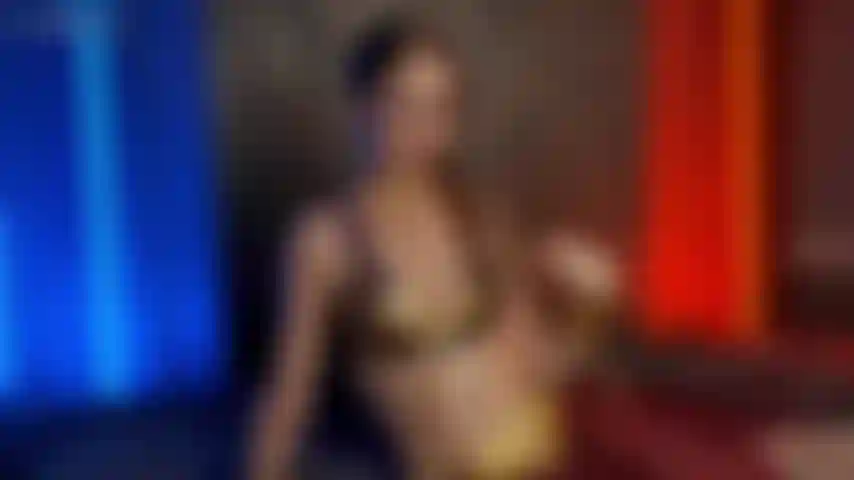La esclava leia toma un enorme dildo que eyacula.