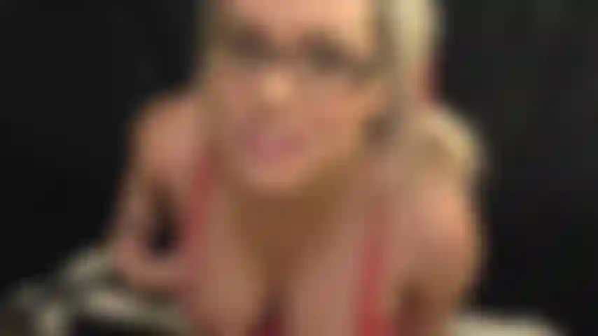 Secretaria traviesa se deja follar las tetas