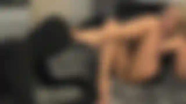 Llamando a todos los pies esclavos, esto es lo que hace una buena perra de pies. Lo hago acariciar y adorar mis dedos perfectos, luego correrme y limpiar el desorden como un buen adorador de pies.
