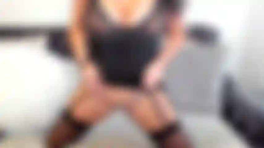 Mírame correrme de placer mientras uso un par de medias sexys y un liguero.